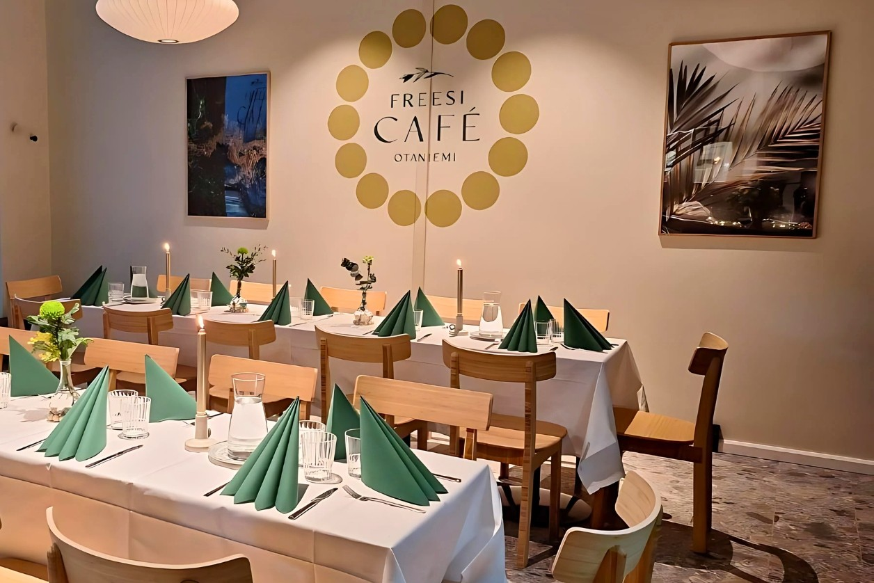 Freesi Café Otaniemi with elegantly set tables